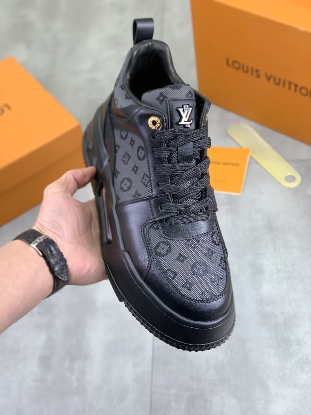 Men's men's shoes 💰P440 new style 💶【LOUIS VUITTON) new high top🍀LV Louis Vuitton *—— LV classic high top trendy shoes! Made of imported original soft calfskin, water-dyed pigskin lining. Original wear-resistant rubber outsole! High quality products! Code number: 38-44 Color: 3️⃣ colors available